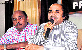 Chairperson of the Akhil Bharatiya Multan Yuva Sangthan Dr Mahendra Nagpal talks to mediapersons in Haridwar on Sunday.