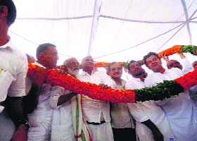 Birender Singh (centre) supporters welcome him at a public meeting in Kaithals Kalayat town on Sunday