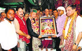 Chief Minister Virbhadra Singh being presented a souvenir at the Chintpurni shrine by DC Abhishek Jain on Sunday