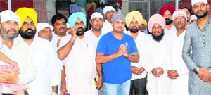 AAP candidate Balkar Sidhu after paying obeisance at Quila Mubarak in Bathinda.