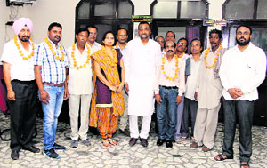 Members and volunteers of the AAP district committee, who joined the Congress, strike a pose with the Bathinda District Congress Committee (urban) president, Mohal Lal Jhumba, at the Congress Bhawan in Bathinda on Monday