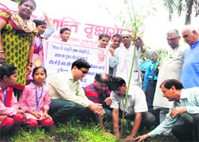 Volunteers of the Sarvodaya Mandal plant saplings as part of Plant a tree for peace and non-violence campaign in Dehradun on Monday