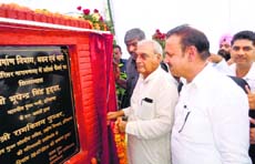 Chief Minister Bhupinder Singh Hooda lays the stone of the lawyers chamber in Naraingarh on Monday. a Tribune photo