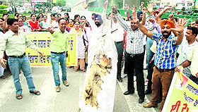 The ETT Teachers Union burns an effigy of CM Parkash Singh Badal in Jalandhar on Monday.