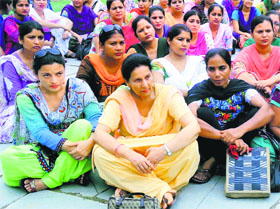 Former MP Preneet Kaur joins protesting ETT teachers in Patiala. She may also join the traders protest on Wednesday.