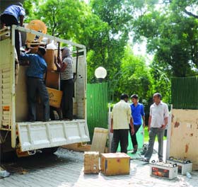 Workers load a truck with the luggage of AAP chief and former Chief Minister Arvind Kejriwal as he shifts from the Tilak Lane government accommodation to his old flat in Kaushambi, in New Delhi on Tuesday.