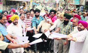 Traders protest against the controversial amendment notification in Section 13 (1) of the Punjab VAT Act at Phagwara Gate in Jalandhar on Tuesday