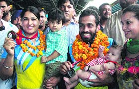 Bronze medallist Rajwinder Kaur and silver medallist Navjot Singh Chana being welcomed at the Jalandhar railway station on Tuesday