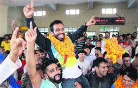 Bronze medallist Rajwinder Kaur and silver medallist Navjot Singh Chana being welcomed at the Jalandhar railway station on Tuesday