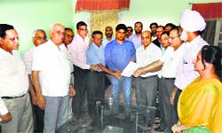 Members of the Indian Medical Association submit a memorandum to the Sub-Divisional Magistrate seeking security at Nehru Park in Abohar on Tuesday. Tribune photo