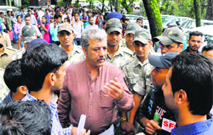 Students submit a memorandum to Executive Council members at HPU in Shimla on Wednesday.