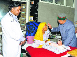 CM Virbhadra Singh enquires the well being of a patient who suffered injuries in the Theog bus mishap in Shimla on Wednesday.