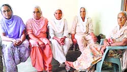 Women of various villages in Tarn Taran narrating their tale of woes. Photo by writer