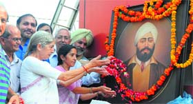 BJP leader Laxmi Kanta Chawla pays floral tributes to Shaheed Udham Singh on his 74th death anniversary at Hall Gate in Amritsar on Thursday.