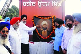 Members of the Kamboj Sabha pay tributes to Shaheed Udham Singh on his 74th martyrdom day at Hall Gate in Amritsar on Thursday.