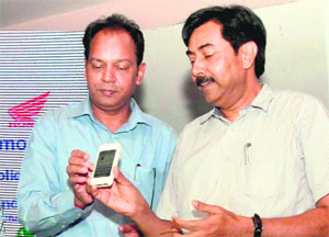 UT Home Secretary Anil Kumar (right) and IG RP Upadhyay launch the WhatsApp service at the Chandigarh Traffic Police Lines, Sector 29, on Thursday