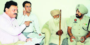 Raj Kumar Verka, National SC Commission vice-chairman, with the elderly man, Mangal Singh, in Tarn Taran.