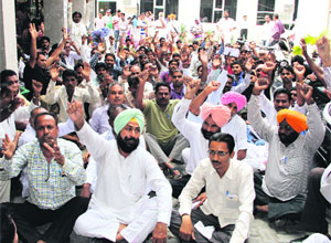 Members of the Municipal Workers Union and safai karamcharis shout slogans against the state government in Bathinda on Friday.