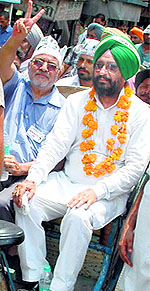 AAP candidate Harjit Singh Adaltiwala along with Patiala MP Dr Dharamvira Gandhi in a rickshaw in Patiala