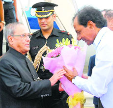 Telanagana CM K Chandrasekhar Rao welcomes President Pranab Mukherjee in Hyderabad. 