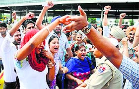 Police try to stop members of the 3442 Adhyapak Union, Punjab, from taking out a march at Dana Mandi in Ludhiana on Sunday. Tribune photo: Himanshu Mahajan