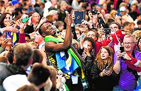 takes a selfie with a fan after winning the final in Glasgow on Saturday.