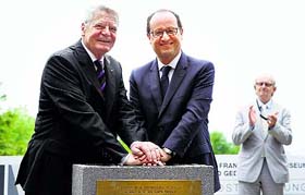 French President Francois Hollande (R) and his German counterpart Joachim Gauck lay the foundation stone of a museum in Wattwiller, France, to mark the centenary of Germanys declaration of war on France.
