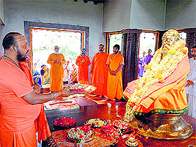 Swami Sabhodanand performs a puja before the idol of Swami Chinmayanand at his samadhi at Tapovan in Kangra on Sunday.