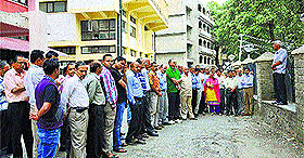 The HPU Non-Teaching Employees Union during a gate meeting at HPU in Shimla. Tribune photo