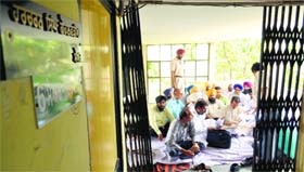 Independent councillors hold a sangat darshan in the open as the Mayor locks the room in the Zone C  office in Ludhiana on Monday