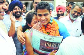 Indian weightlifter Vikas Thakur, who has won silver medal in the men’s 85kg category at the 2014 Commonwealth Games, being greeted by his sister in Ludhiana