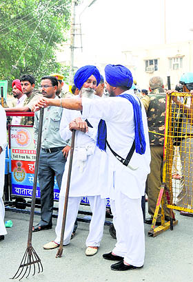 members of the HSGMC at the dharna site