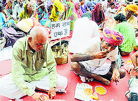 People from Gujarat, Jharkhand, Chhattisgarh, Delhi, West Bengal and Uttar Pradesh have food during a dharna seeking implementation of the National Food Security Act in New Delhi on Monday. 
