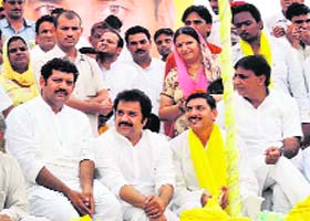 Kuldeep Bishnoi (Centre) at a rally in Jind on Tuesday