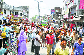 Family of Arun Kumar, who drowned in the Tawi, and residents of Krishna Nagar and adjoining localities block the Canal Road in Jammu.