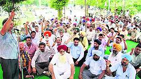 Members of the Punjab and UT Mulazim Sangharsh Committee hold a protest in front of the DC office in Jalandhar.