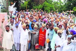 Members of the Lal Jhanda Pendu Chowkidar Union, Punjab (Setu), hold a demonstration in Bathinda on Wednesday. Tribune photo: Pawan sharma