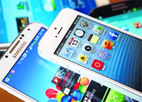 An Apple iPhone 5 (top) and a Samsung Electronics Galaxy S4 are seen in this picture illustration taken in Seoul
