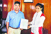 Stanzin Youthog being felicitated in Srinagar