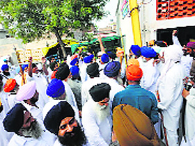 << HSGMC supporters at Gurdwara Chhevin and Novin Patshahi in Kaithal.  