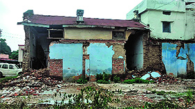 The house belonging to deceased Pushpender Singh, which is under the custody of the Dehradun Municipal Corporation, has been encroached upon by land mafia.