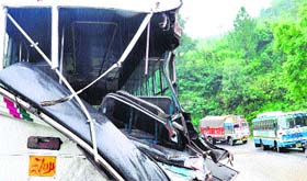 The bus that was damaged on the Kullu-Manali national highway near Mandi on Thursday.