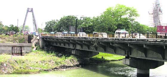 An alternate bridge being constructed near Har-ki-Pauri in Haridwar as part of four-laning of the Dehradun-Haridwar National Highway-72. The project is already delayed by over two years. Tribune photo: Rameshwar Gaur