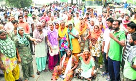 Residents of Bokar Dogran village protest on National Highway-1.