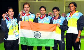 (From left) Ashwini ponnappa, Jwala gutta, Kashyap Parupalli, gurusaidutt and PV Sindhu with their medals.