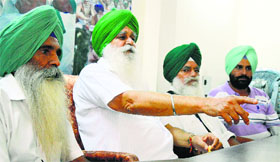 Ajmer Singh Lakhowal, president, Bharti Kisan Union, addresses a news conference in Ludhiana on Sunday