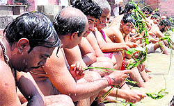 Teerth purohits perform Himadri Sankalp after taking a dip in the Ganga, as part of Shravani Parv, on Raksha Bandhan in Haridwar on Sunday