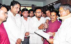 Members of the NSUI meet Chief Minister Harish Rawat at his residence at Beejapur Rest House in Dehradun on Sunday