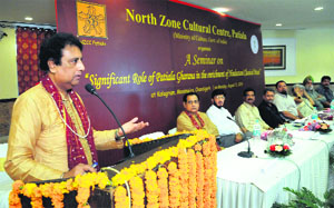 Jawaad Ali Khan from the Patiala Gharana addresses a gathering during a seminar at Kalagram, Chandigarh, on Monday. 