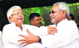 RJD chief Lalu Prasad and JD (U) senior leader Nitish Kumar at an election rally in Hajipur on Monday.